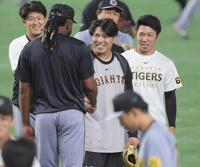 　ドリス（左）と握手する馬場（中央）を笑顔で見守る石井（撮影・西岡正）