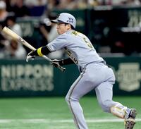 　１回、安打を放つ近本（撮影・田中太一）