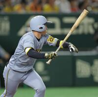 　１回、左前打を放つ近本（撮影・西岡正）