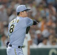 　３回、山崎のバントで二塁へ送球する佐藤輝（撮影・西岡正）