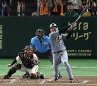 　４回、左越えに先制２ランを放つ大山（撮影・金田祐二）