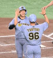 　４回、先制左越え２ランを放ち、生還する大山（撮影・伊藤笙子）