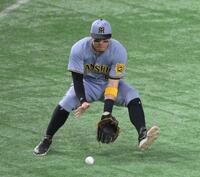 　３回、山崎がバントした打球を処理する三塁手・佐藤輝（撮影・伊藤笙子）