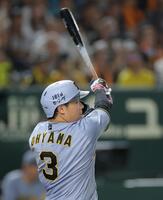 　４回、左越えに先制２ランを放つ大山（撮影・西岡正）