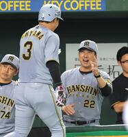 　４回、先制２ランを放った大山（左）を祝福する藤川監督（撮影・西岡正）