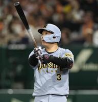 　４回、２ランを放つ大山（撮影・田中太一）