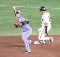 　３回、山崎のバントで二塁をアウトにし、一塁へ送球する遊撃手の小幡（撮影・伊藤笙子）