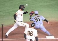 　３回、小幡からの送球を受け、山崎（左）の三ゴロ併殺打を完成させる二塁手の中野（撮影・伊藤笙子）