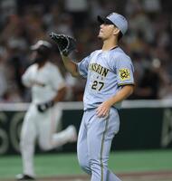 　６回、坂本に３ランを浴びた伊藤将（撮影・西岡正）