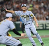 　３回、山崎を併殺に仕留め、声を張り上げる伊藤将（撮影・田中太一）