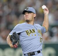 　巨人戦に先発し力投する伊藤将（撮影・西岡正）