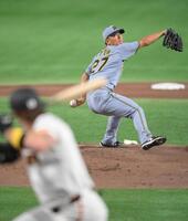 　２回、キャベッジ（手前）相手に投げる伊藤将（撮影・伊藤笙子）