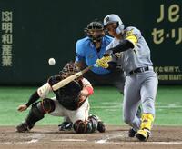 　７回、適時三塁打を放つ森下（撮影・金田祐二）