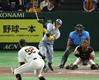 　９回、佐藤輝が空振り三振に倒れゲームセット（撮影・金田祐二）