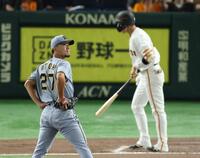 　６回、代打・坂本に左越え３ランを浴びる伊藤将（撮影・金田祐二）