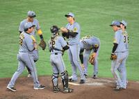 　８回、湯浅（中央）がピンチを迎え、マウンドに集まる阪神ナイン（撮影・伊藤笙子）