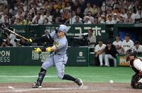 　９回、佐藤輝が空振り三振に倒れゲームセット（撮影・田中太一）