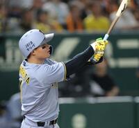 　７回、中越えに適時三塁打を放つ森下（撮影・西岡正）