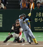 　７回、適時三塁打を放つ森下（撮影・金田祐二）