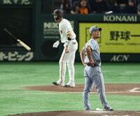 　６回、代打・坂本に左越え３ランを浴びる伊藤将（撮影・金田祐二）