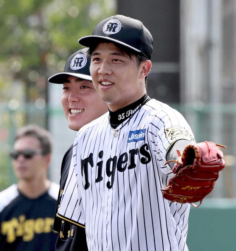 　小川（奥）と一緒に練習する才木（撮影・田中太一）