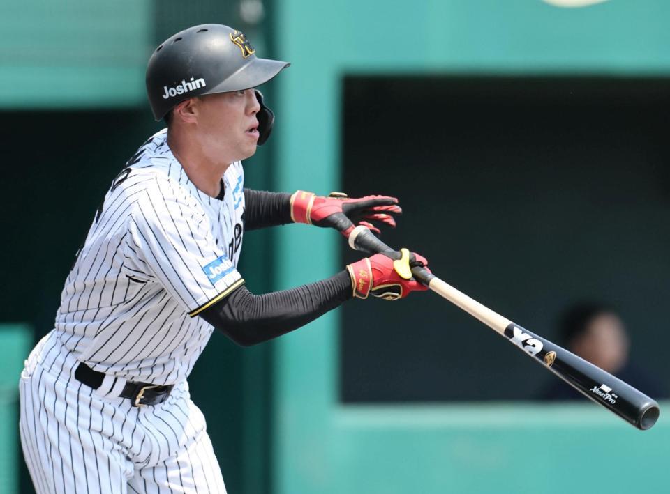 　１回、安打を放つ佐野（撮影・田中太一）