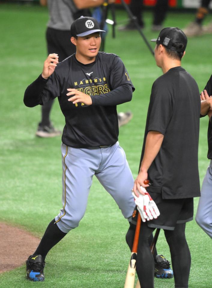 　試合前、坂本（右）と打撃談義をする森下（撮影・伊藤笙子）