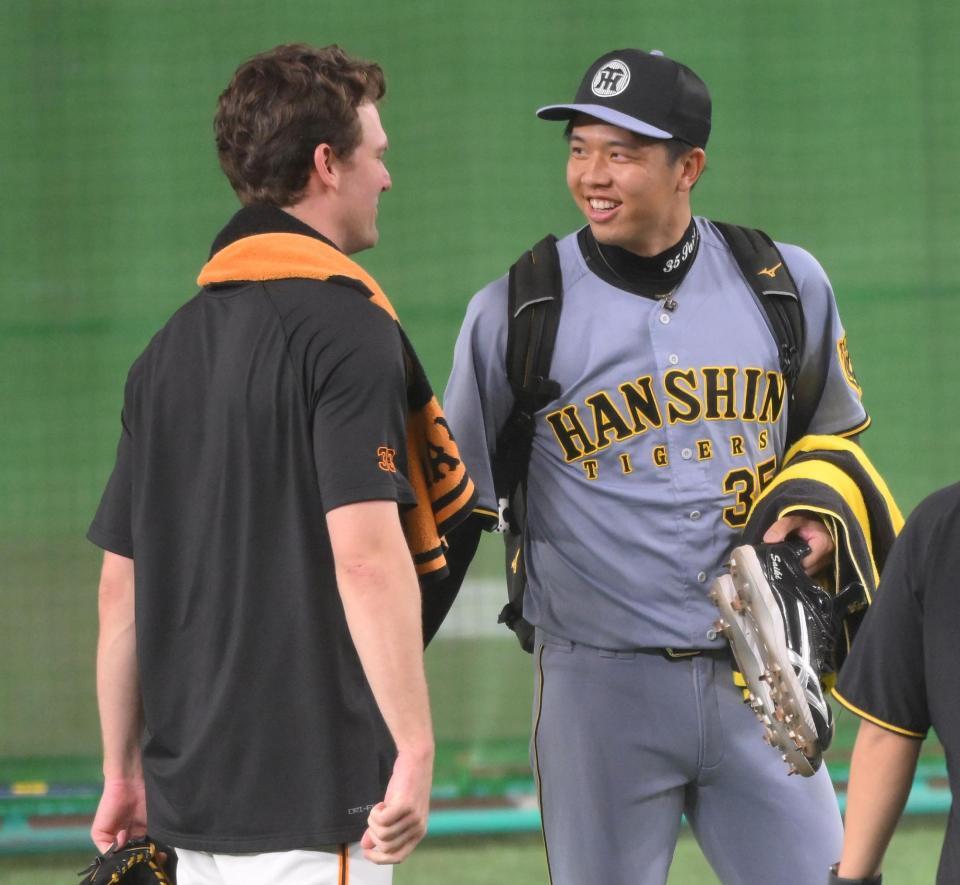 　試合前、ケラー（左）と談笑する才木（撮影・伊藤笙子）