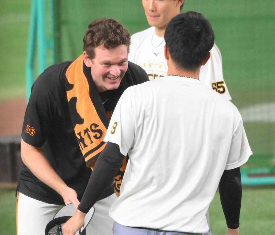 　石井（手前）に腰を低くして頭を下げるケラー（撮影・伊藤笙子）