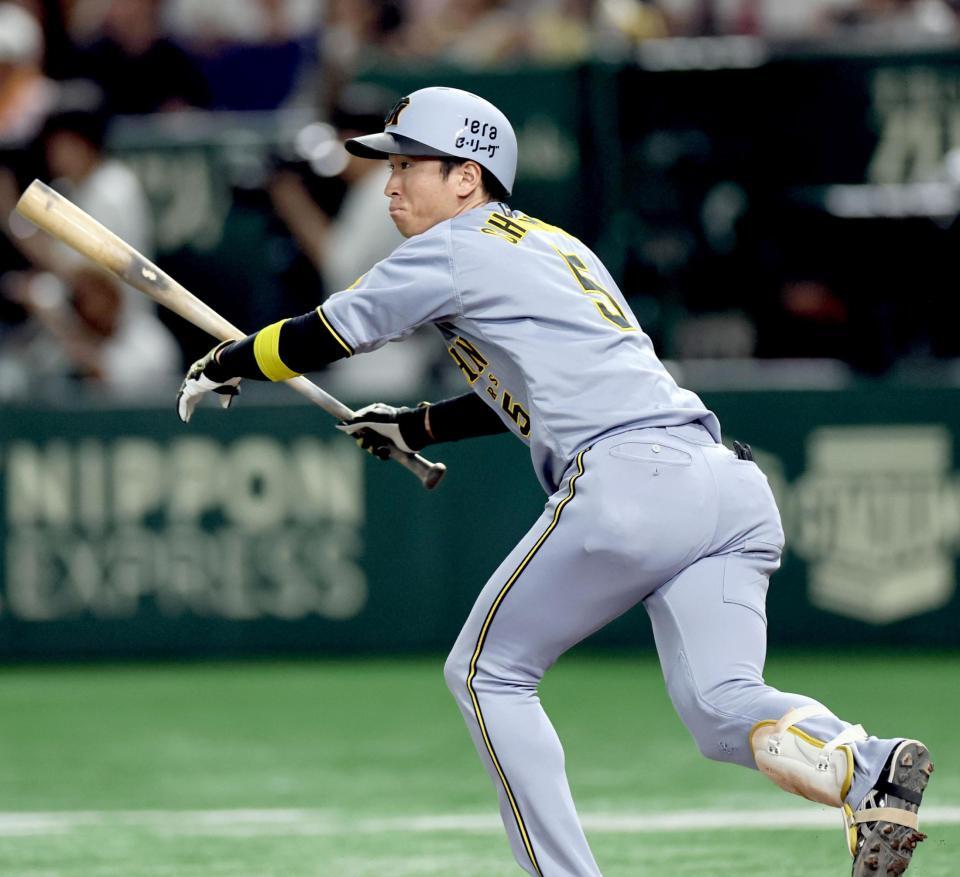 　１回、安打を放つ近本（撮影・田中太一）