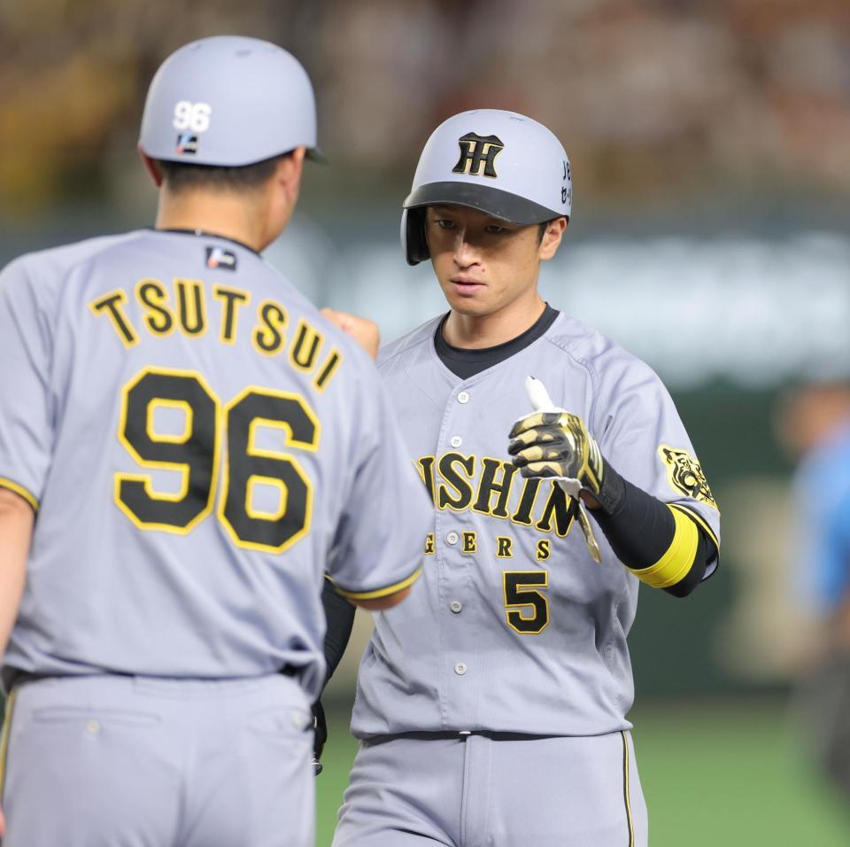 　１回、左前打を放った近本（撮影・西岡正）