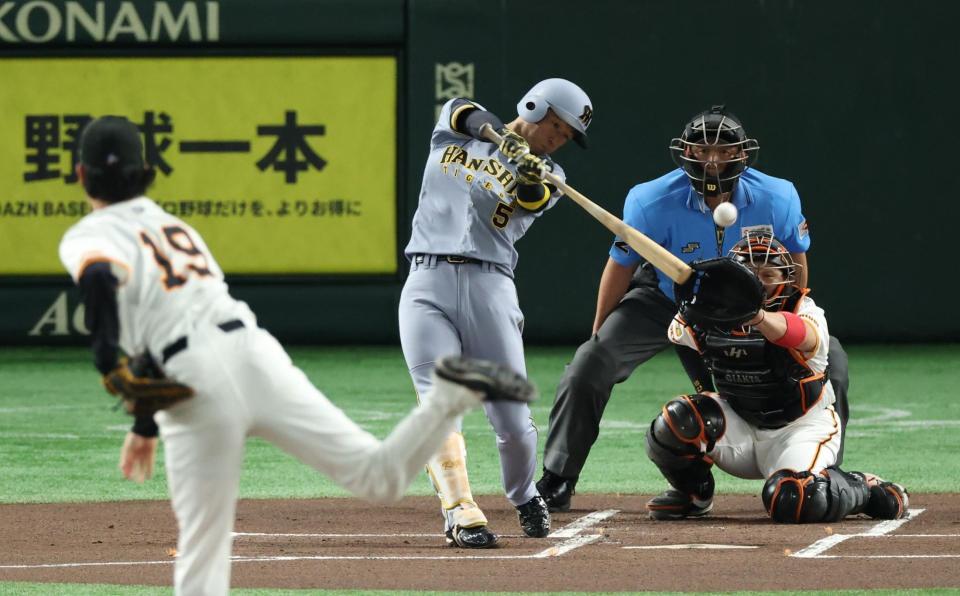 　１回、左前打を放つ近本（撮影・金田祐二）