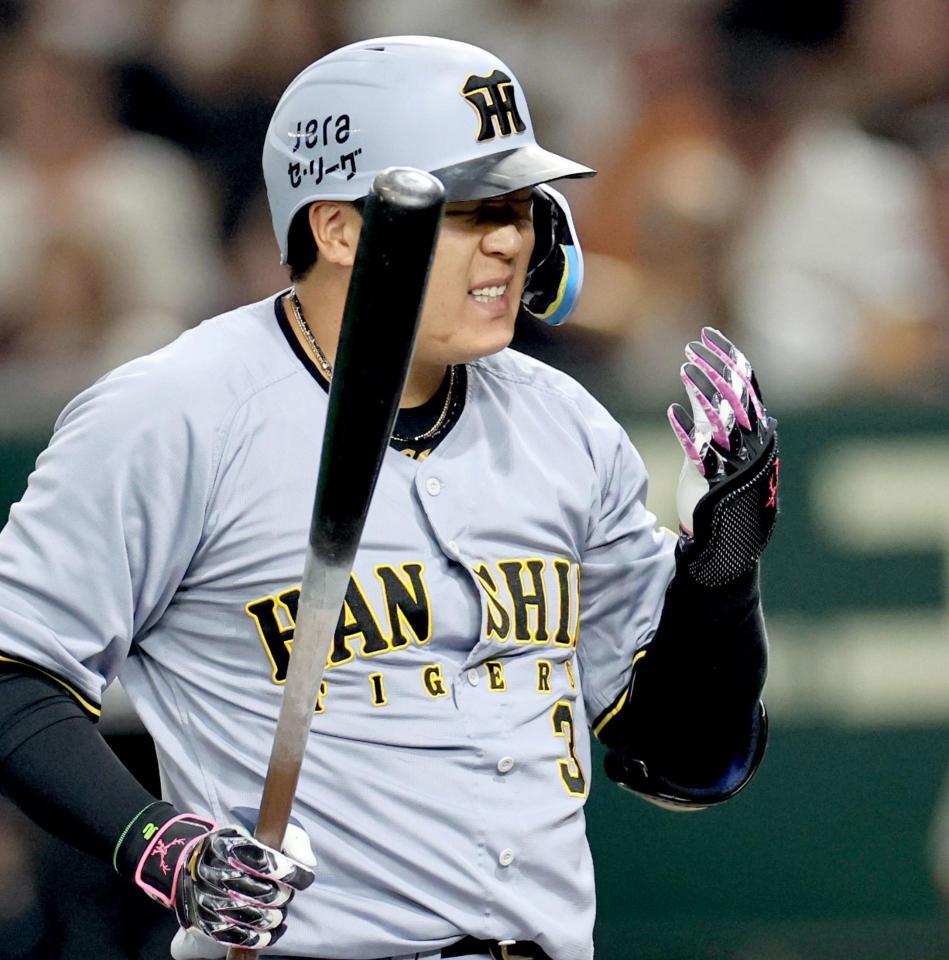 　２回、死球を受ける大山（撮影・田中太一）