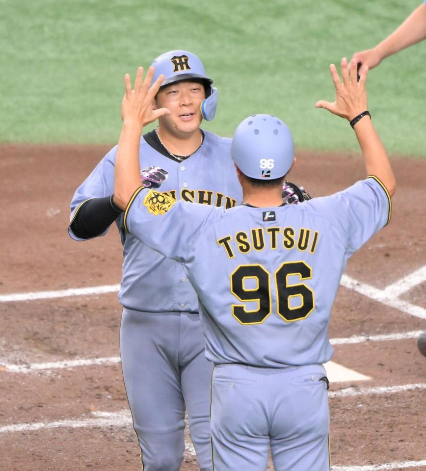 　４回、先制左越え２ランを放ち、生還する大山（撮影・伊藤笙子）