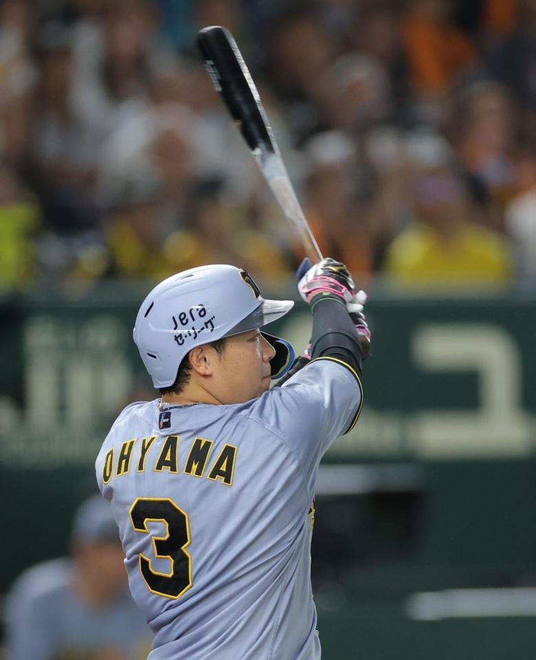 　４回、左越えに先制２ランを放つ大山（撮影・西岡正）