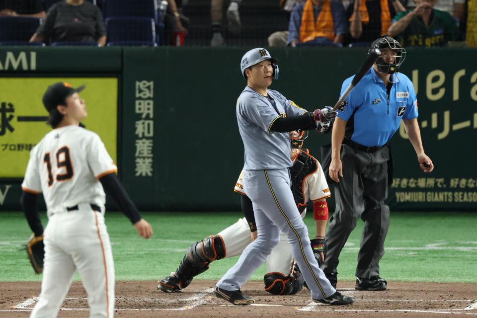 　４回、左越えに先制２ランを放つ大山（撮影・金田祐二）