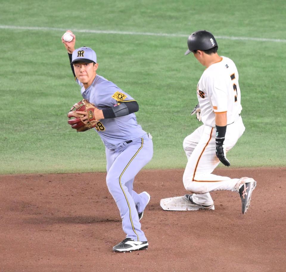 　３回、山崎のバントで二塁をアウトにし、一塁へ送球する遊撃手の小幡（撮影・伊藤笙子）