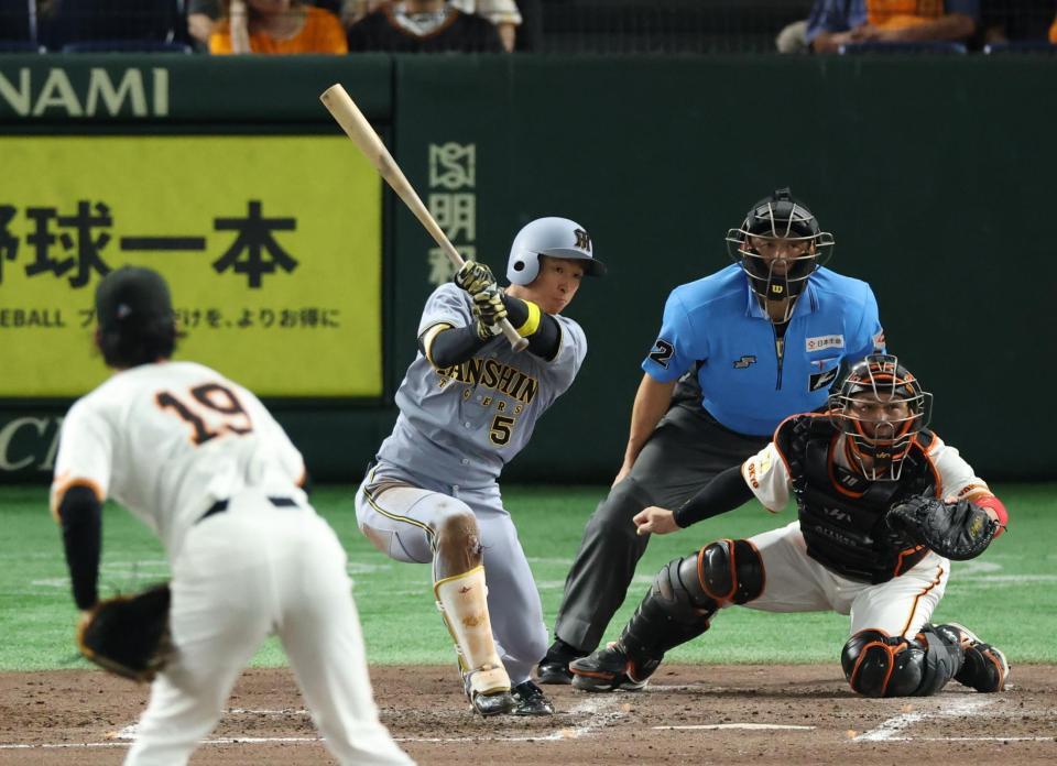 　４回、左前に２点適時打を放つ近本（撮影・金田祐二）