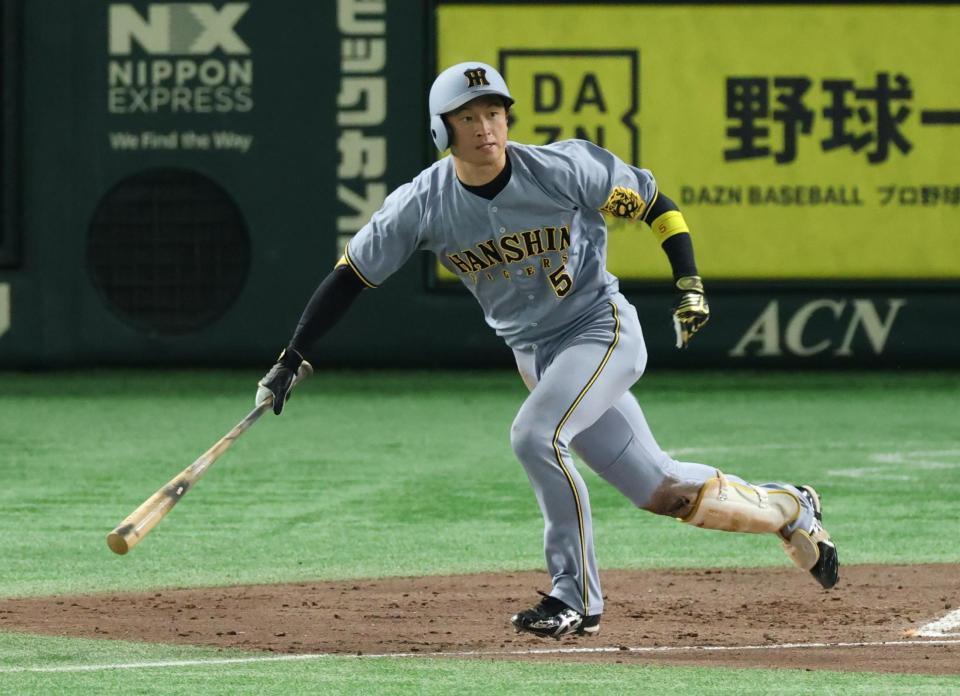 　４回、左前に２点適時打を放つ近本（撮影・金田祐二）