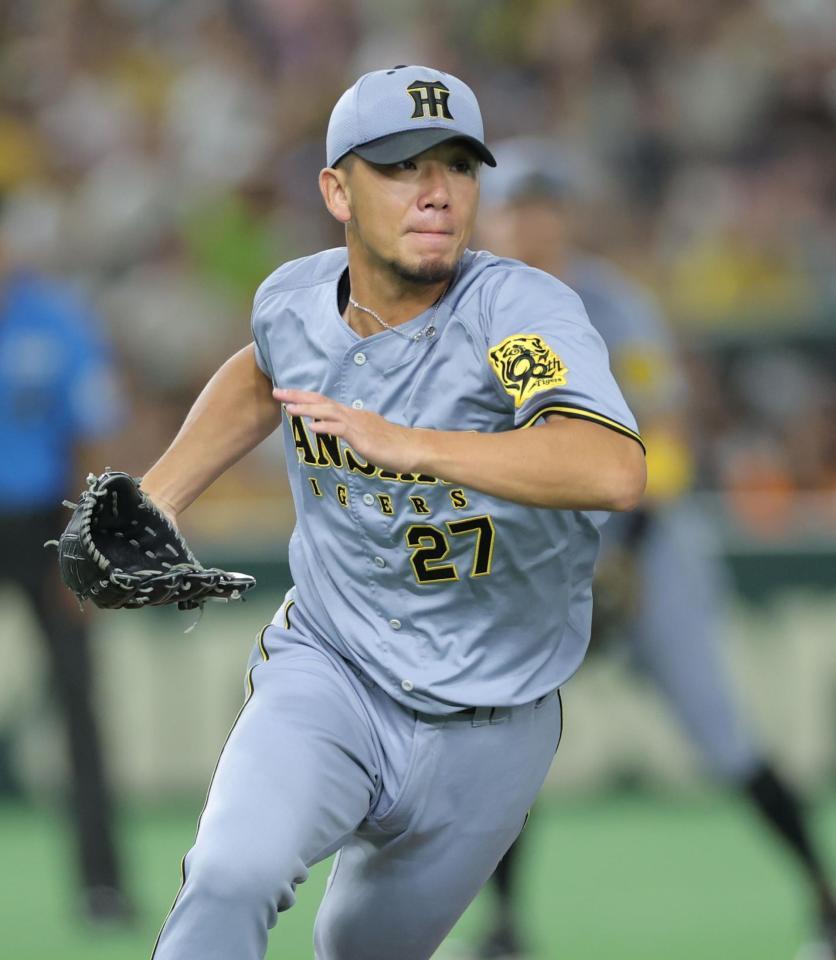 　１回、泉口の一ゴロのベースカバーに走る伊藤将（撮影・西岡正）