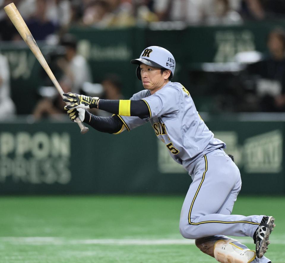 　４回、２点適時打を放つ近本（撮影・田中太一）