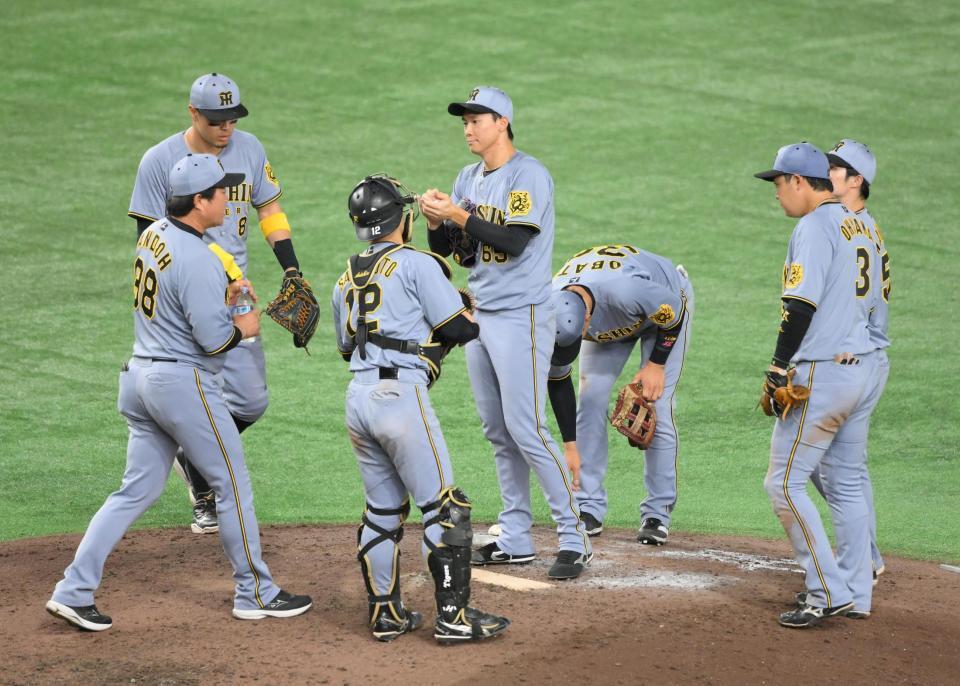 　８回、湯浅（中央）がピンチを迎え、マウンドに集まる阪神ナイン（撮影・伊藤笙子）