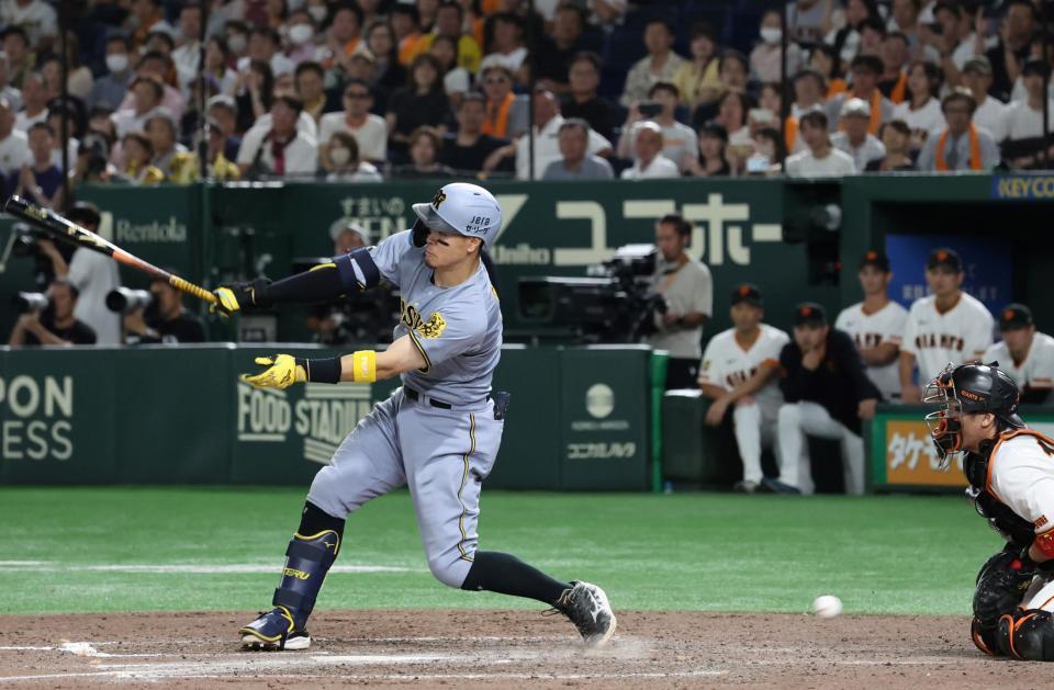 　９回、佐藤輝が空振り三振に倒れゲームセット（撮影・田中太一）