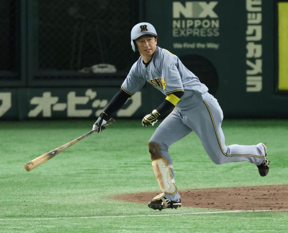 　４回、左前に２点適時打を放つ近本（撮影・金田祐二）