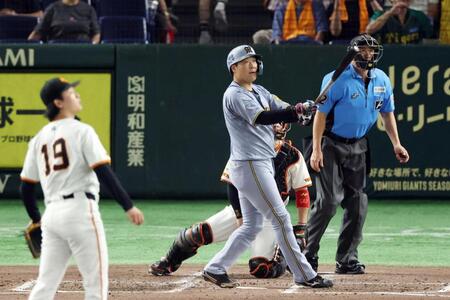 　４回、先制２ランを放つ大山。投手山崎（撮影・金田祐二）