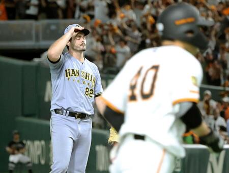 　７回、代打中山（手前）に同点２ランを許したハートウィグ（撮影・田中太一）