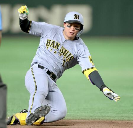 　７回、適時三塁打を放ち、滑り込む森下（撮影・田中太一）