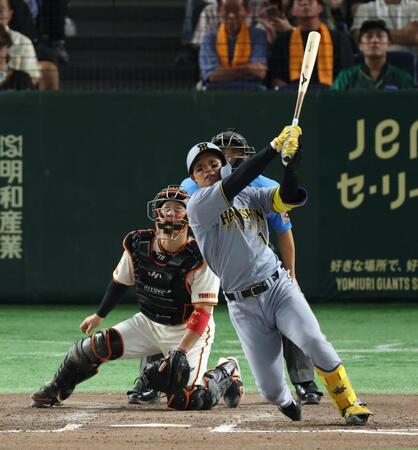 　７回、適時三塁打を放つ森下（撮影・金田祐二）