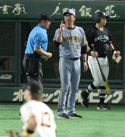 　８回、選手交代を告げ厳しい表情の藤川監督（撮影・金田祐二）