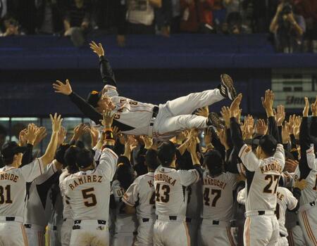 　優勝を決めナインに胴上げされる原監督＝２００８年１０月